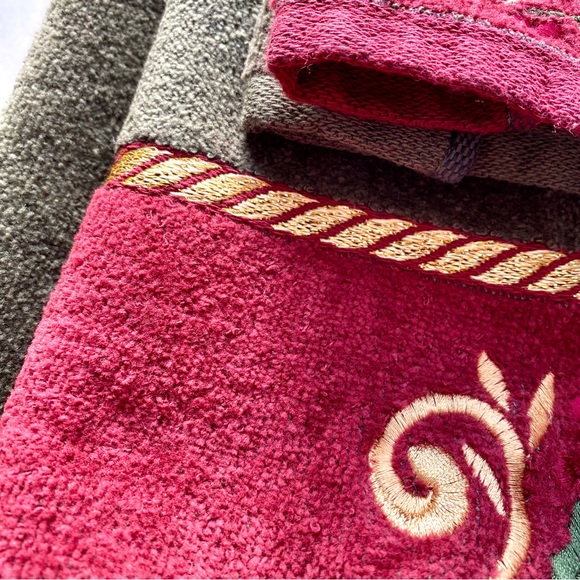 Holiday Towel Set - 3 Piece Decorative Christmas Towels - Picture 3 of 4